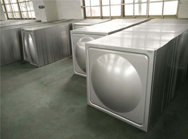 優(yōu)質(zhì)食品級(jí)不銹鋼SUS304極大延長(zhǎng)不銹鋼水箱的使用壽命，高強(qiáng)度的沖壓板及箱內(nèi)分布均勻不銹鋼拉筋箱體承壓均勻合理